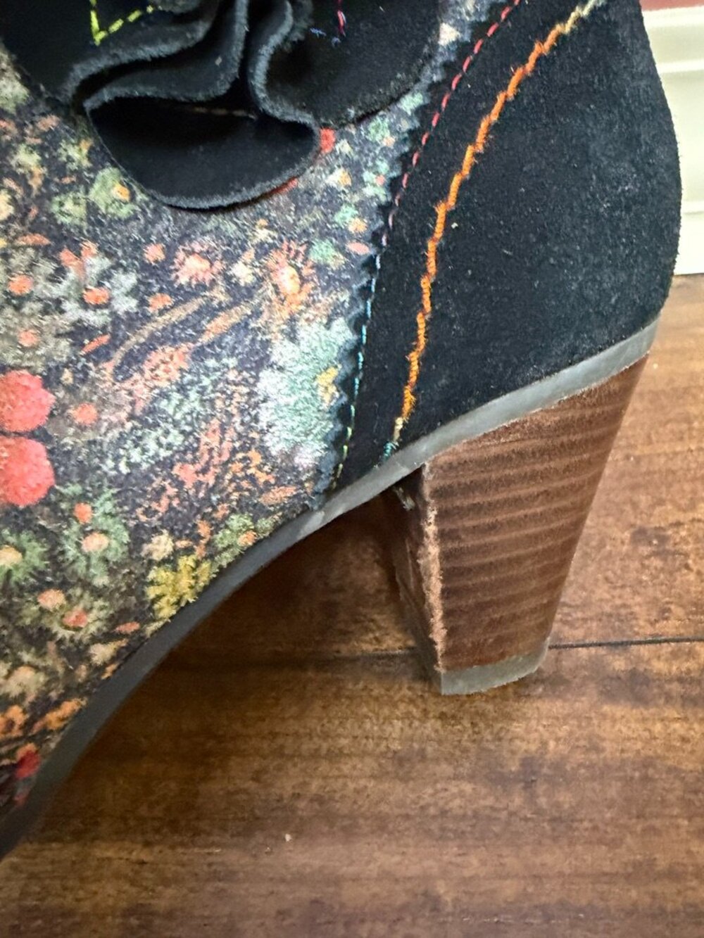 L'Artiste Simonetta Floral Bootie with Black Suede Details Size 39 or US 8.5 - Picture 4 of 11